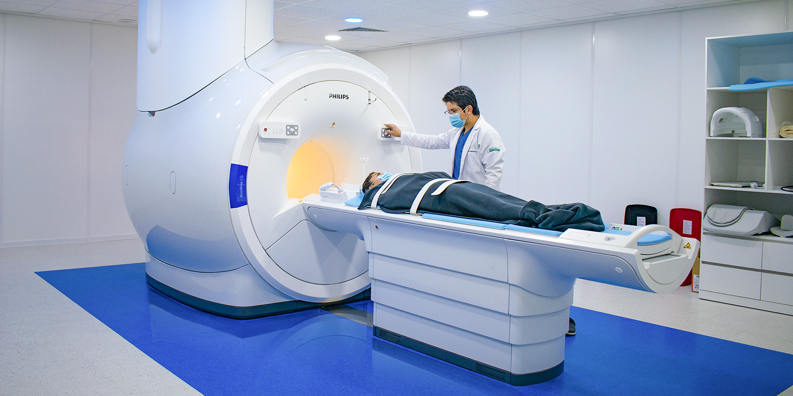 Doctor realizando examen en tomografo Doctor realizando examen en tomografo