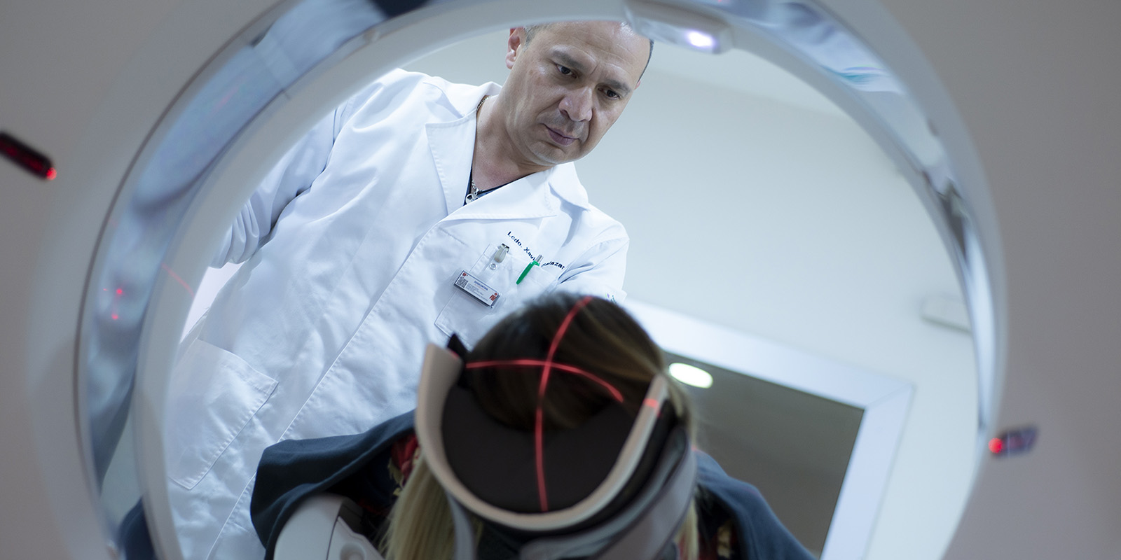 Doctor realizando examen de tomografia a mujer Doctor realizando examen de tomografia a mujer